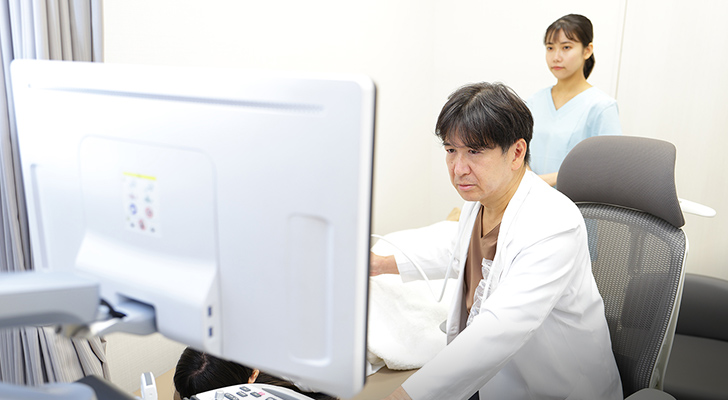 高解像度で正確な診断を最新の超音波検査システム